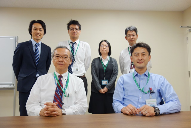企画経営課の三浦課長（写真左前）、医療情報部の長友主査（写真右前）