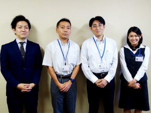 企画課の澤田課長（中央左）、冨田企画係長（中央右）、半谷嘱託事務員（右）、井口（左）