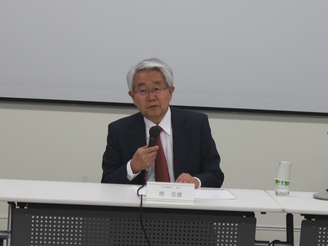 11月30日の定例記者会見に臨んだ、日本病院会の堺常雄会長