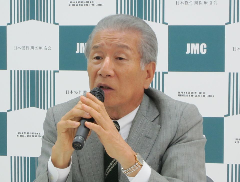 5月11日、定例記者会見に臨んだ日本慢性期医療協会の武久洋三会長