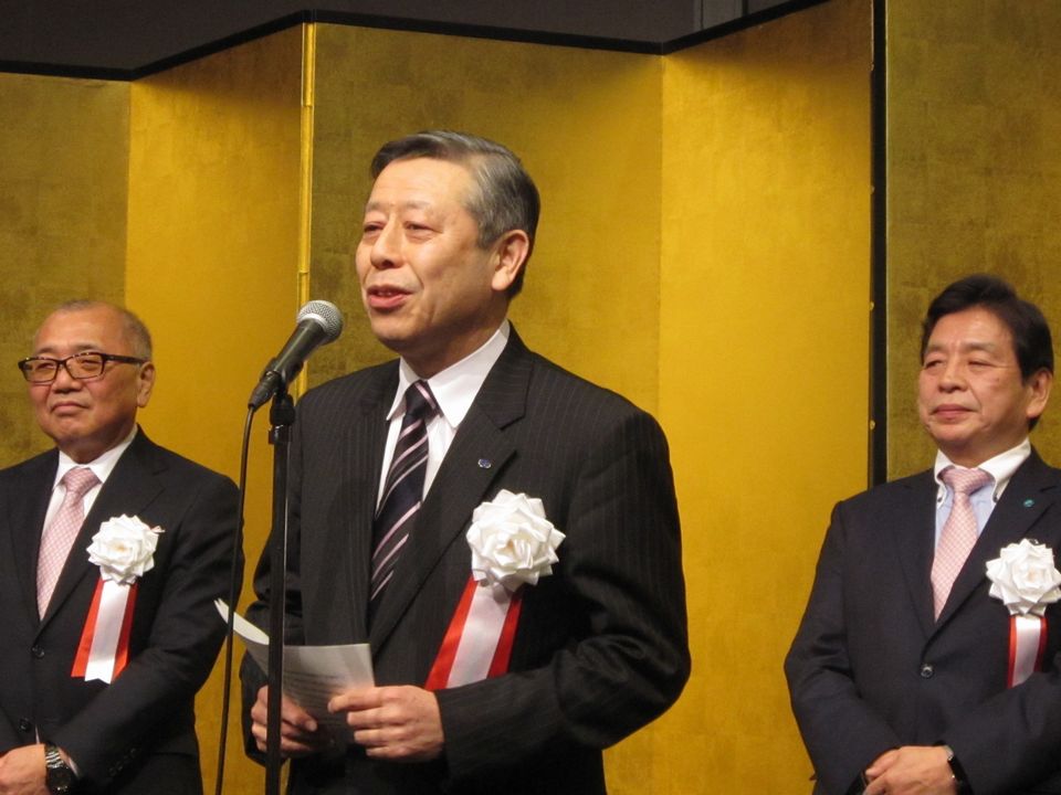 1月12日の四病院団体協議会賀詞交歓会で、主催者として挨拶した日本病院会の相澤孝夫会長（写真中央）。写真向かって左は全日本病院協会の猪口雄二会長、向かって右は日本医療法人協会の加納繁照会長