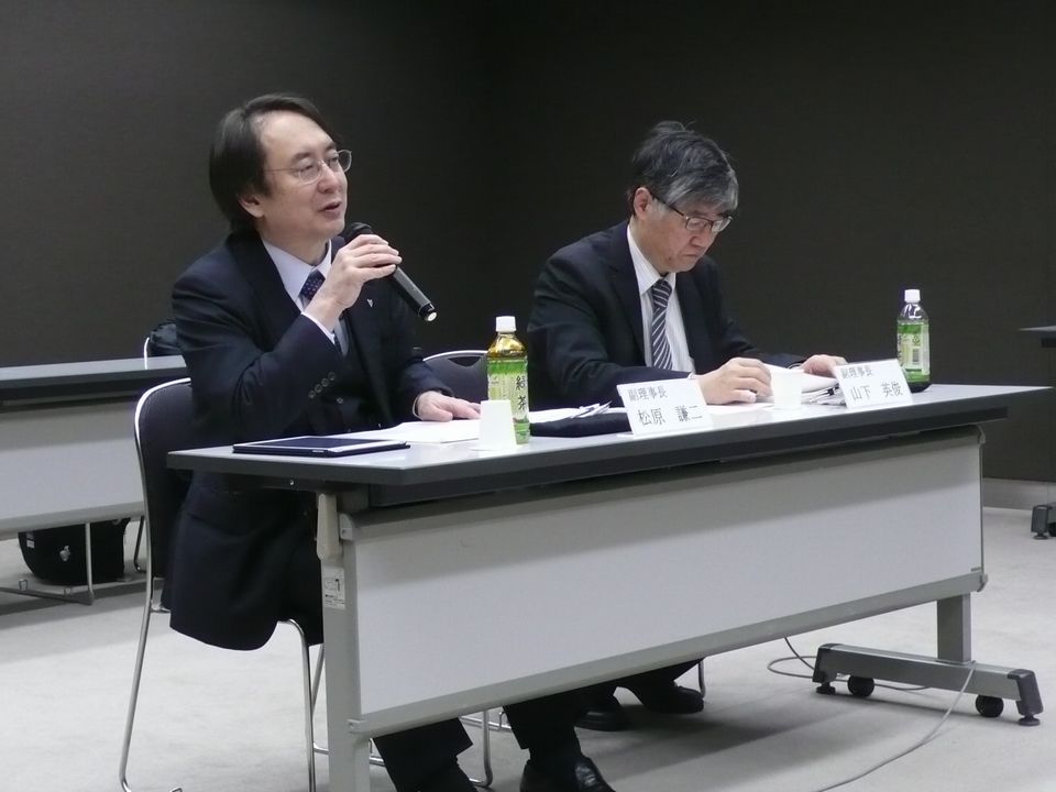 1月19日の理事会後に記者会見に臨んだ、日本専門医機構の山下英俊副理事長（山形大学医学部長、向かって右）と松原謙二副理事長（日本医師会副会長、向かって左）