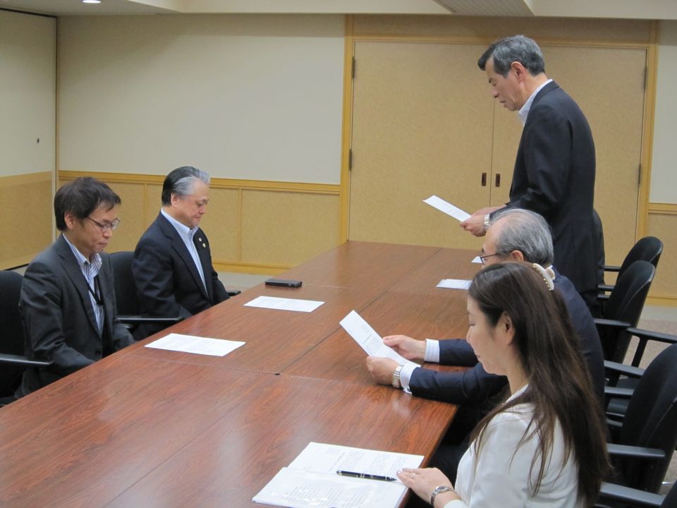 被用者保険5団体を代表して、健康保険組合連合会の佐野雅宏副会長が、要望内容を厚労省の鈴木保険局長に伝達