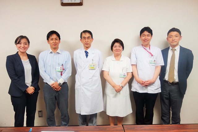 左から澤田、中野入院係長、新家病院長、中畑副院長、相澤薬剤部長、中村