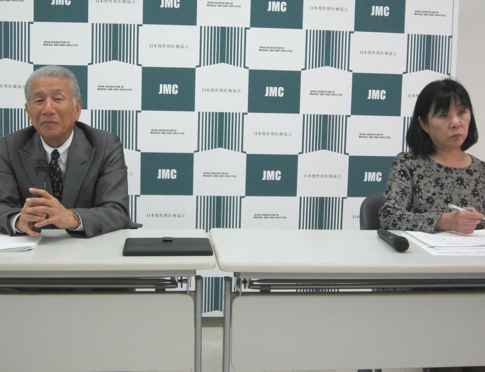 4月11日に定例記者会見に臨んだ、日本慢性期医療協会の武久洋三会長（向かって左）と橋本康子副会長（向かって右）