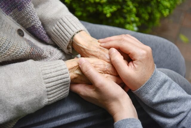 【2026年度診療報酬改定答申8】身体的拘束最小化に向けた飴(加算新設)と鞭(減算、基準厳格化)、医療安全対策加算を大幅増点